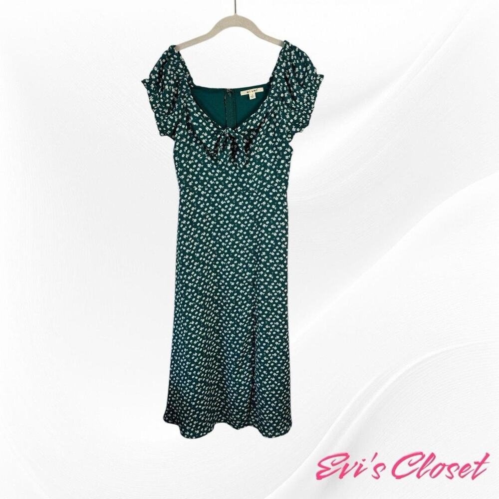 Miami Dress features a floral pattern  Sz S